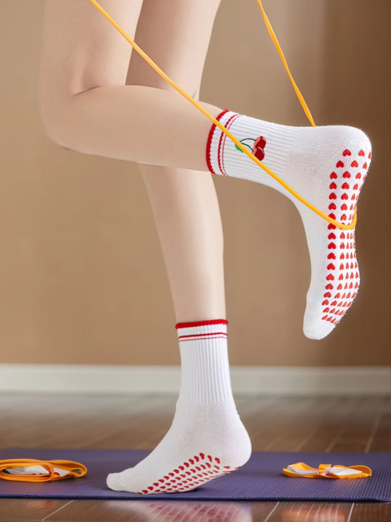 Yoga & Fitness Classes By Niharika Zirakpur Reviews - 1 Pasang Kaus Kaki Yoga Profesional